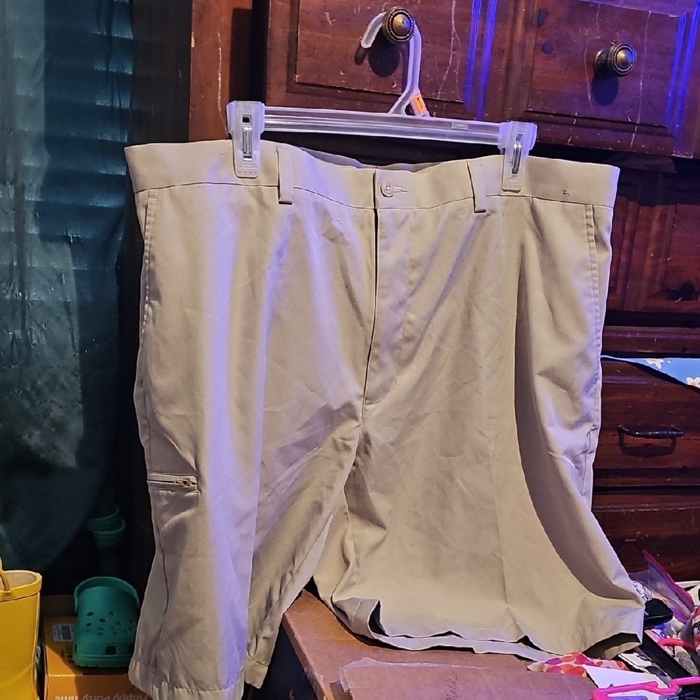 !!.          Men's Size 38  Tan  Shorts.     S1
